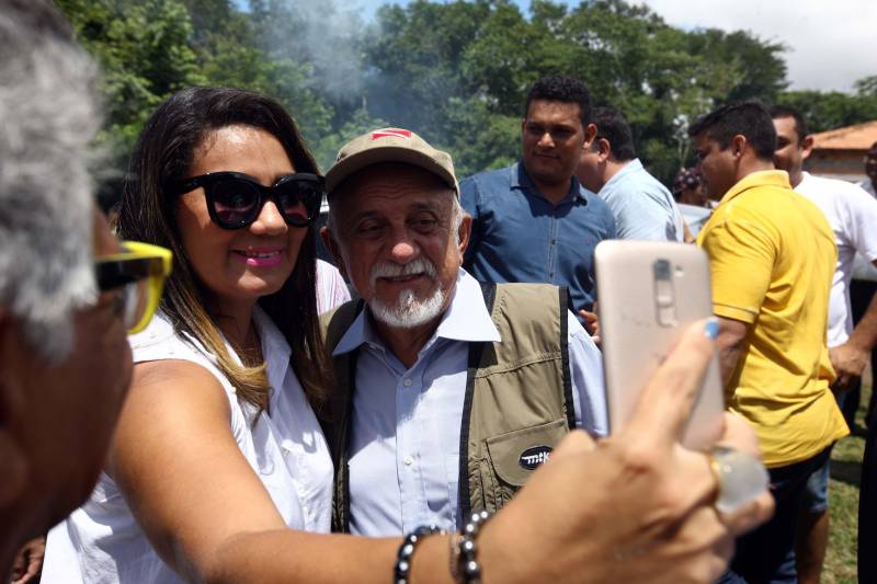 “Ter a posse da terra é a certeza de que nunca iremos perder o nosso direito, que nossos filhos e nossos netos poderão dar continuidade a nossa história em segurança. Foram anos de luta até chegar esse dia, agraciados com a assinatura do nosso título de terra. Só temos a agradecer a todos que fizeram parte disso e a cada um que lutou junto para que hoje isso se tornasse realidade”. A fala emocionada foi de seu Mário Araújo Silva, presidente da Associação Remanescente de Quilombo Espírito Santo, localizada no município do Acará, no nordeste do Estado. Ele assinou, neste sábado (24), junto com o governador Simão Jatene (foto), o título que dá a posse da terra a comunidade. A fala do presidente traduz o sentimento das dezenas de famílias que moram no local, que agora tem a posse legítima do local onde seus antepassados viveram. “Sou filho de mãe negra. Nasci aqui como minha vó, bisavó, que fazem parte da história dessa comunidade que já existe a mais de 300 anos.
FOTO: SIDNEY OLIVEIRA / AG. PARÁ
DATA: 24.03.2018
ACARÁ - PARÁ <div class='credito_fotos'>Foto: Sidney Oliveira/Ag. Pará | <a href='/midias/2018/originais/a206a497-630a-4376-9757-dca55bf231a7.jpg' download><i class='fa-solid fa-download'></i> Download</a></div>