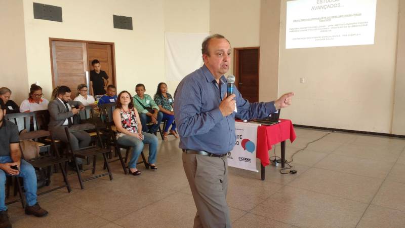 Lideranças comunitárias participaram nesta quinta-feira, 07, na Vila dos Cabanos, em Barcarena, de uma reunião pública com representantes do Governo do Estado. Dois secretários estaduais, de Saúde e de Meio Ambiente e Sustentabilidade, além do vice-presidente da Companhia de Desenvolvimento Econômico (Codec) dialogaram com 125 representantes de comunidades as propostas do governo nas áreas de Saúde, Meio Ambiente e Socioeconomia para questões que envolvem o acidente ambiental da empresa mineradora Hydro, na região. Vitor Mateus (foto) e Thales Belo, respectivamente, titulares das pastas de Saúde e Meio Ambiente, e Eduardo Klautau, da Codec, responderam à dúvidas e questionamentos dos moradores de 18 comunidades da região: Ilha do Capim, Vila Beja, Itupanema, Ilha das Onças, São José, Laranjal, Curuperé, Acuí, Conde, Vila Nova, Bom Futuro, Renascer com Cristo, Barcarena Sede, Jardim Paraíso, Jardim São José, Bairro Industrial, Vila dos Cabanos e Aicaraú. Estavam presentes ainda representantes da Secretaria de Assistência Social (Seaster).
FOTO: RODOLFO OLIVEIRA / AG. PARÁ
DATA: 07.06.2018
BARCARENA - PARÁ <div class='credito_fotos'>Foto: Rodolfo Oliveira/Ag. Pará | <a href='/midias/2018/originais/a206f697-5a0f-43fe-8b47-2a7268c7d355.jpg' download><i class='fa-solid fa-download'></i> Download</a></div>