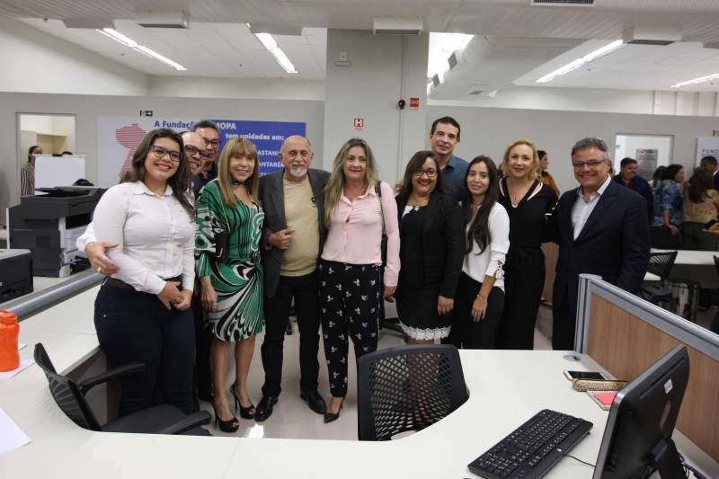 Carteira de identidade, habilitação e de trabalho. Seguro-desemprego, segunda via de boletos de água e multas de transito. Registros na Junta Comercial e DARFs de impostos. Registros de ocorrências na polícia e queixas ao Procon. Tudo num só lugar, rápido e fácil. O governador Simão Jatene (foto) entregou nesta sexta-feira, 04, à população a Estação Cidadania do Shopping Pátio Belém. É a sexta unidade de atendimento à população no estado do Pará. Num espaço de mais de mil metros quadrados, a população poderá contar com serviços de órgãos como: Banpará; Polícia Civil; Procon; Secretaria de Justiça e Direitos Humanos; Sistema Nacional de Empregos; Secretaria de Assistência Social, Trabalho e Renda; Junta Comercial do Estado, Secretaria da Fazenda, Cosanpa, Detran, Igeprev e Fundação Pro-Paz. Além desses, as novidades ficam por conta do Hemopa, oferecendo a possibilidade do cidadão doar sangue e da Secretaria Municipal de Mobilidade (Semob).
FOTO: ANTÔNIO SILVA / AG. PARÁ
DATA: 04.05.2018
BELÉM - PARÁ <div class='credito_fotos'>Foto: Antônio Silva/Ag. Pará | <a href='/midias/2018/originais/a20c0dbe-0823-484b-aa86-3ecb5c415b03.jpg' download><i class='fa-solid fa-download'></i> Download</a></div>