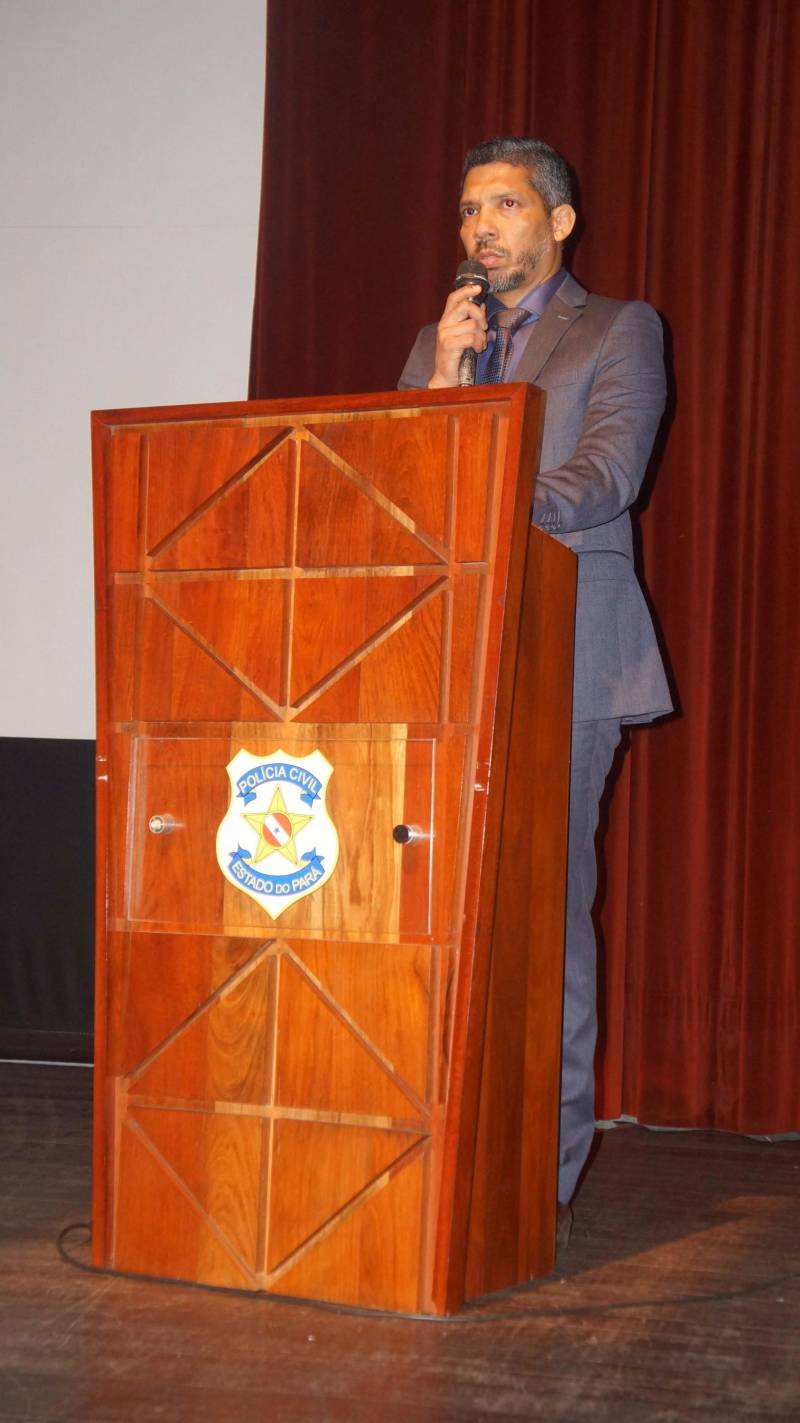 A Polícia Civil condecorou em solenidade no Teatro Maria Sylvia Nunes da Estação das Docas, em Belém, na noite desta quinta-feira (17), mais de 130 pessoas, entre policiais civis e militares, representantes das Forças Armadas, servidores do Estado e do Governo Federal, dirigentes de associações comunitárias e profissionais liberais. O evento contou com a presença do secretário de Segurança Pública e Defesa Social, Luiz Fernandes Rocha, representante do governador Simão Jatene, e foi presidida pelo delegado-geral Claudio Galeno (foto). O chefe da Polícia Civil fez um retrospecto, dos avanços conquistados nos últimos anos, pela instituição policial. Entre eles, a renovação de um terço do quadro de policiais civis em todo Estado, com incremento de mais de mil novos policiais civis entre os anos de 2011 e 2018. "Foram 23 novos policiais em 2011; 386 em 2014 e em 2018 mais 623, totalizando 1.032 novos policiais civis", detalhou. Atualmente, a Polícia Civil conta com mais de 3,4 mil policiais civis nos 144 municípios paraenses. Graças ao protagonismo do governador Simão Jatene, a Polícia Civil realizou dois concursos públicos em menos de quatro anos, um feito histórico na instituição policial e inédito em todo Brasil. 

FOTO: ASCOM / POLÍCIA CIVIL
DATA: 18.05.2018
BELÉM - PARÁ <div class='credito_fotos'>Foto: Ascom / Polícia Civil   |   <a href='/midias/2018/originais/a211e0dd-347a-4762-a242-79837ec21dab.jpg' download><i class='fa-solid fa-download'></i> Download</a></div>