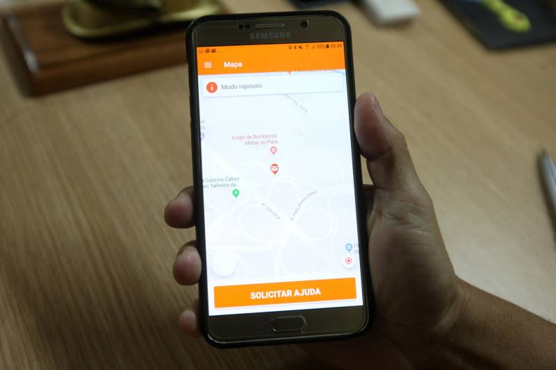 O Sistema Estadual de Segurança Pública conta cada vez mais com a tecnologia para levar serviços à população. Este ano, entre as novidades estão os dois aplicativos para celular e tablet que o Corpo de Bombeiros Militar do Pará (CBMPA) está lançando na Operação Verão 2018. São eles o Praia Segura e Emergência APP (foto). “Esses aplicativos vão ajudar para que possamos prestar um serviço cada vez melhor à população, com mais rapidez e qualidade, sempre visando à segurança dos veranistas nesse período de férias. Queremos, principalmente, diminuir o tempo resposta nos casos de acidentes de trânsito, e facilitar a vida dos pais que perdem seus filhos nas praias”, explicou o coronel, Andrei Vicente da Costa, diretor de Telemática e Estatística do Corpo de Bombeiros.
FOTO: SIDNEY OLIVEIRA / AG. PARÁ
DATA: 27.06.2018
BELÉM - PARÁ <div class='credito_fotos'>Foto: Sidney Oliveira/Ag. Pará | <a href='/midias/2018/originais/a216b143-c7fc-4a36-b04d-e38266bde24b.jpg' download><i class='fa-solid fa-download'></i> Download</a></div>