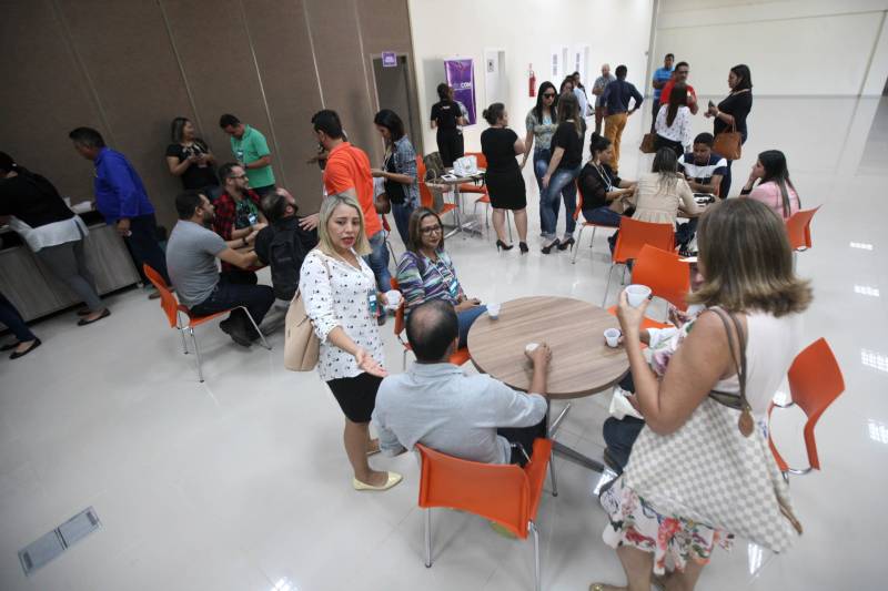 Desde 2012, Renata Andrade atua no setor de Comunicação da Prefeitura de Rondon do Pará, no nordeste paraense. Responsável pelos conteúdos para fanpage, site e assessoria de imprensa, além da mediação do relacionamento entre os munícipes e o Executivo, ela se deslocou até Marabá, distante cerca de duas horas da sua cidade, para participar do Publicom – o Encontro de Comunicação do Pará. Realizado pela Secretaria de Estado de Comunicação (Secom), o evento começou nesta quarta-feira (21), no Carajás Centro de Convenções, com cerca de 250 inscritos.
FOTO: MARCELO LÉLIS / AG. PARÁ
DATA: 21.03.2018
MARABÁ - PARÁ <div class='credito_fotos'>Foto: Marcelo Lelis / Ag. Pará | <a href='/midias/2018/originais/a218f35c-4d7d-4411-b1be-c4e52ad351ac.jpg' download><i class='fa-solid fa-download'></i> Download</a></div>