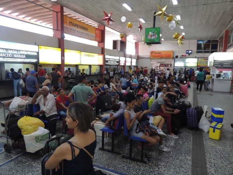 Neste final de ano, as equipes da Agência de Regulação e Controle de Serviços Públicos do Estado do Pará (Arcon-PA) atuarão em Belém e nas demais regiões do Estado. Até o dia 1º de janeiro de 2018, as fiscalizações são intensificadas, com foco em evitar atrasos nos horários de partida dos veículos dentro dos terminais, excesso de lotação e coibir o transporte não regularizado. Serão destacados aproximadamente 70 servidores de ambos os modais para atuar na fiscalização do transporte intermunicipal de passageiros em mais de 25 localidades. Os agentes do grupo rodoviário estarão presentes em Santa Maria, Capanema, Bragança, Salinópolis, Mosqueiro, Alça Viária, Apeú, Altamira, Marabá, Abaetetuba, Santarém, Castanhal e no Terminal Rodoviário de Belém, com uma equipe de plantão. Na foto, ação da Arcon no Terminal Rodoviário de Belém.
FOTO: ASCOM / ARCON
DATA: 28.12.2017
BELÉM - PARÁ <div class='credito_fotos'>Foto: ASCOM / ARCON | <a href='/midias/2018/originais/a2223c45-9fec-41bc-9ca4-8aaf96e8c311.jpg' download><i class='fa-solid fa-download'></i> Download</a></div>