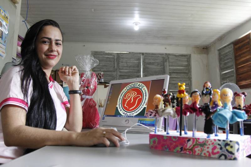 A Cooperativa Social de Trabalho Arte Feminina Empreendedora (Coostafe), que funciona há quase quatro anos dentro do Centro de Recuperação Feminino (CRF), em Ananindeua, está mais próxima de se tornar uma grande empresa. A partir deste mês, através de um convênio firmado com lojistas da cidade, os produtos serão comercializados em um shopping local. Além disso, funcionários serão contratados e também será emitido um número maior de notas fiscais. Na foto, a detenta Leilane Sales, 33 anos.
FOTO: AKIRA ONUMA / ASCOM SUSIPE
DATA: 02.03.2018
BELÉM - PARÁ <div class='credito_fotos'>Foto: Akira Onuma / Ascom Susipe | <a href='/midias/2018/originais/a2255635-ce53-4755-8750-4c087eba8308.jpg' download><i class='fa-solid fa-download'></i> Download</a></div>
