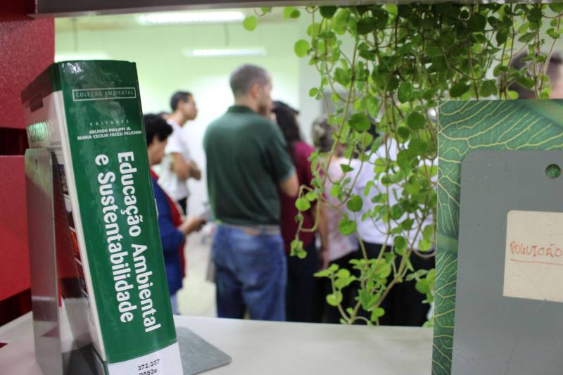 Durante a inauguração da Biblioteca da Semas (foto), nesta quarta-feira (26), no prédio sede do órgão de gestão ambiental do Pará, foram assinados dois Termos de Cooperação Técnica entre a Secretaria de Meio Ambiente e Sustentabilidade e as universidades Estadual do Pará (Uepa) e Federal Rural da Amazônia (Ufra), ambos para o desenvolvimento de atividades de regularização ambiental. A nova Biblioteca da Semas é um ambiente com salas totalmente reformuladas, apropriadas para leitura e pesquisa sobre meio ambiente.  Aberta ao servidor e ao público em geral, disponibiliza espaço para estudo, uma sala de ambiente multimídia, sala infantil, área de leitura em mais de 200 m², além de espaço administrativo, banheiros e copa.

FOTO: ASCOM / SEMAS
DATA: 26.12.2018
BELÉM - PARÁ <div class='credito_fotos'>Foto: ASCOM SEMAS   |   <a href='/midias/2018/originais/a22ccb6f-96b9-4c35-9e63-f80f76bba0a7.jpg' download><i class='fa-solid fa-download'></i> Download</a></div>