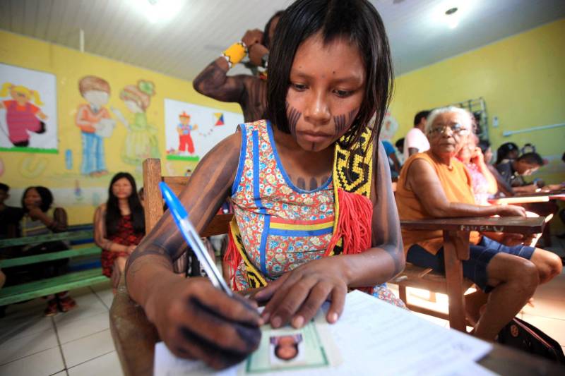 O dia começou cedo para os participantes da Semana dos Povos Indígenas, que ocorre em São Félix do Xingu, no sudeste do Pará. A vasta programação se estendeu durante toda a segunda-feira (16), com os serviços ofertados pelo Estado, os jogos e abertura oficial, à noite. A Fundação Pro Paz, por meio da Caravana Pro Paz Cidadania (foto) visita o município de São Félix do Xingu pela segunda vez e a expectativa é de superar o número de atendimentos nesta semana.
FOTO: RODOLFO OLIVEIRA / AG. PARÁ
DATA: 16.04.2018
SÃO FÉLIX DO XINGU - PARÁ <div class='credito_fotos'>Foto: Rodolfo Oliveira/Ag. Pará | <a href='/midias/2018/originais/a22f6ab8-867a-4d4a-92d4-78c1f6e365eb.jpg' download><i class='fa-solid fa-download'></i> Download</a></div>