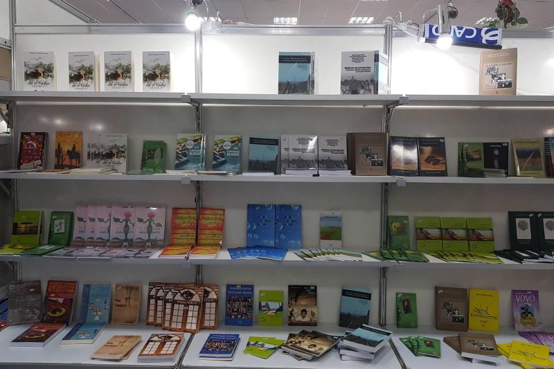 Dos 32 estandes montados no Salão do Livro de Carajás, que está sendo realizado em Marabá, quatro são exclusivos de publicações de autores do Estado. O Salão do Livro também apresenta o estande da editora “Estudos Amazônicos” (foto), com publicações de pesquisadores majoritariamente paraenses. O representante comercial Vinicius Palmieri, explica que há materiais didáticos e paradidáticos sobre o Pará.
FOTO: ASCOM CRGSP
DATA: 02.05.2018
MARABÁ - PARÁ <div class='credito_fotos'>Foto: ASCOM CRGSP | <a href='/midias/2018/originais/a2336655-93c9-4f51-b1a7-5403977afbde.jpg' download><i class='fa-solid fa-download'></i> Download</a></div>