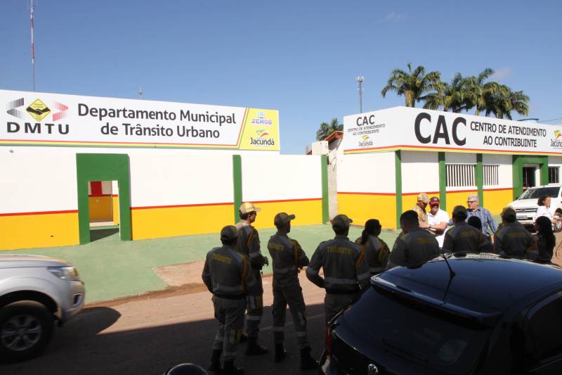 O município de Jacundá, no sudeste paraense, recebeu nesta sexta-feira (6) importantes investimentos em segurança e infraestrutura. O Governo do Estado repassou para o policiamento do município 5 viaturas e 2 veículos para o reforço das ações Departamento de Trânsito do Estado (Detran). Foi entregue ainda a ordem de serviço para a pavimentação asfáltica de cinco quilômetros de vias, na ordem de R$ 3 milhões. A cerimônia foi no salão paroquial da Igreja de Nossa Senhora do Perpetuo Socorro, conduzida pela secretária de Municípios Sustentáveis, Izabela Jatene, que representou o governador Simão Jatene, e contou com a participação de representantes de parlamentares, lideranças comunitárias, entre outras autoridades municipais. Na foto, inaguração do Departamento de Trânsito de Jacundá.
FOTO: CRISTINO MARTINS / AG. PARÁ
DATA: 06.07.2018
JACUNDÁ - PARÁ <div class='credito_fotos'>Foto: Cristino Martins/Ag. Pará | <a href='/midias/2018/originais/a23a06f5-d761-4f98-8cfe-ab6a79ef973c.jpg' download><i class='fa-solid fa-download'></i> Download</a></div>