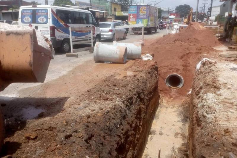 O projeto de mobilidade urbana da Rodovia Tapanã e da Rua Yamada vai permitir melhor circulação entre o Distrito de Icoaraci e o centro de Belém para o tráfego geral, com impactos diretos nos bairros Tapanã, Coqueiro, Val de Cans, Parque Verde e Benguí, beneficiando direta ou indiretamente quase meio milhão de pessoas.
FOTO: ASCOM / NGTM
DATA: 30.10.2018
BELÉM - PARÁ <div class='credito_fotos'>Foto: ASCOM NGTM | <a href='/midias/2018/originais/a23fcd81-ca51-48f0-bf6f-fb03ec009f4d.jpg' download><i class='fa-solid fa-download'></i> Download</a></div>
