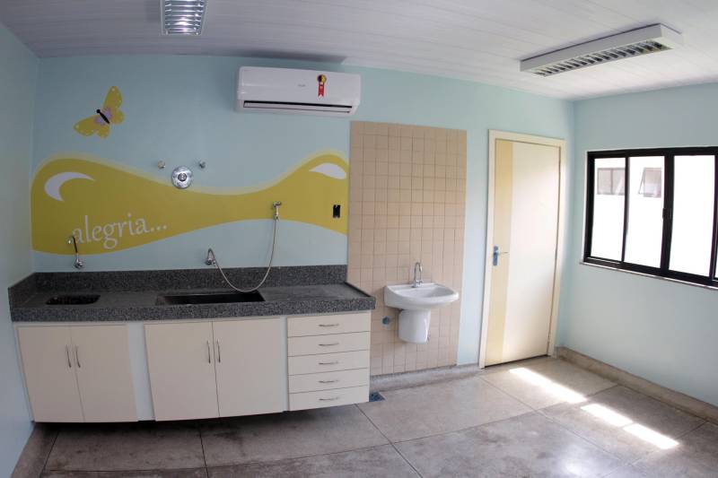 A Pró-Saúde Associação Beneficente de Assistência Social e Hospitalar abriu 322 vagas, em diversas áreas, para contratar a equipe que vai trabalhar no Hospital Materno Infantil, em Barcarena. Todos os cargos possuem disponibilidade para pessoas com deficiência (PCD), observando-se, obrigatoriamente, os critérios descritos em edital, conforme legislação vigente.
FOTO: CRISTINO MARTINS / AG. PARÁ
DATA: 04.01.2018
BARCARENA - PARÁ <div class='credito_fotos'>Foto: Agência Pará | <a href='/midias/2018/originais/a247c604-00bd-4ff2-acb2-70f7bfd3955a.jpg' download><i class='fa-solid fa-download'></i> Download</a></div>