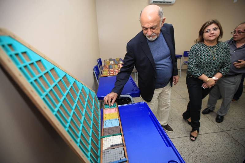 "Hoje vim para uma agenda de inauguração, mas vivi uma experiência de amor, que emana em cada ação dos alunos, professores, direção e de cada um que faz parte desta escola que se torna tão especial porque tem alma". A declaração foi feita pelo governador Simão Jatene (foto), nesta terça, 27, durante a inauguração da obra de reforma e ampliação da Escola Álvares de Azevedo, localizada no Bairro de Batista Campos, em Belém. O governador transformou a inauguração em uma grande confraternização. Passou a tarde na Escola e fez questão de cantar e dançar com os alunos, que expressaram muita gratidão pela obra. Atendendo atualmente 436 alunos, a “Álvares de Azevedo” é uma Unidade Especializada dedicada à educação de estudantes com deficiência visual, e que trabalha nos eixos da educação e da habilitação.
FOTO: MÁCIO FERREIRA / AG. PARÁ
DATA: 27.03.2018
BELÉM - PARÁ <div class='credito_fotos'>Foto: MÁCIO FERREIRA/ AG. PARÁ | <a href='/midias/2018/originais/a24e664f-2ea4-42a7-98f6-38d9de835732.jpg' download><i class='fa-solid fa-download'></i> Download</a></div>
