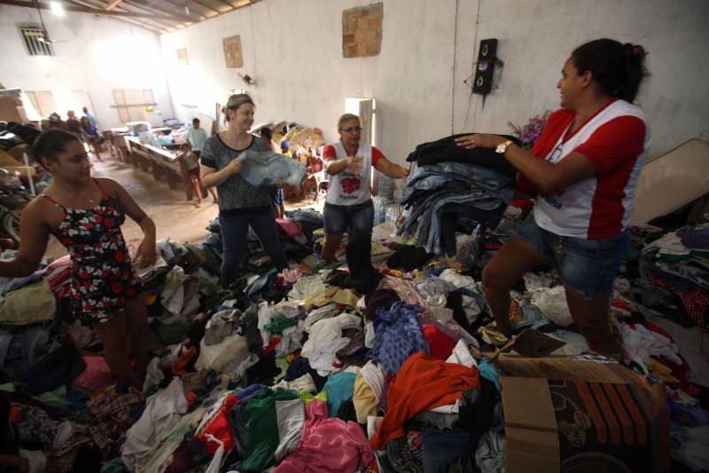 Passados dois dias da enxurrada que destruiu casas e obrigou pessoas a saírem de seus locais de moradia em Paragominas, Governo do Estado e Prefeitura continuam os trabalhos para atender as famílias afetadas, reconstruir o que ficou destruído e restabelecer a situação de normalidade no município. Desde a manhã da última quinta-feira (12), equipes da Defesa Civil intensificam as ações nos bairros atingidos.
FOTO: SIDNEY OLIVEIRA / AG. PARÁ
DATA: 14.04.2018
PARAGOMINAS - PARÁ <div class='credito_fotos'>Foto: Sidney Oliveira/Ag. Pará | <a href='/midias/2018/originais/a2551360-65b0-4373-b6fd-096876e3a42f.jpg' download><i class='fa-solid fa-download'></i> Download</a></div>
