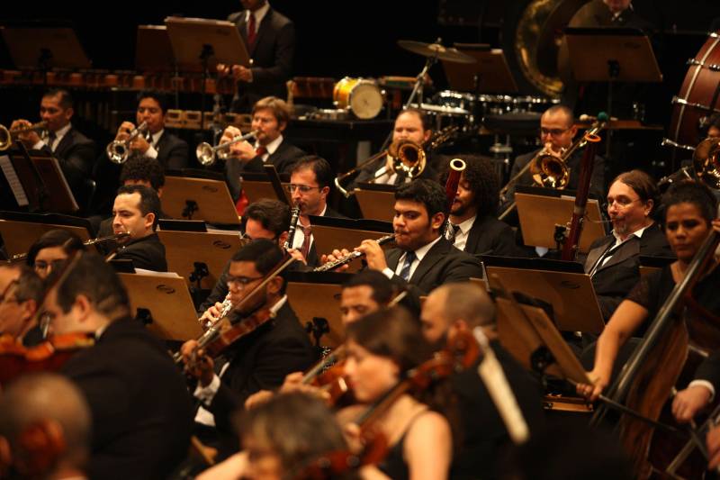 “Quero agradecer ao Governo do Pará pela realização de mais esse festival enquanto nós estamos há três meses sem receber salários”. Foi com essa fala que o maestro Tobias Volkmann, músico da Orquestra Sinfônica do Theatro Municipal do Rio de Janeiro encerrou o XXX Festival Internacional de Música do Pará ( Fimupa), arrancando aplausos calorosos do público no Theatro da Paz na noite deste domingo, 11.

FOTO: CLÁUDIO SANTOS / ARQUIVO AG. PARÁ
DATA: 11.06.2017
BELÉM - PARÁ <div class='credito_fotos'>Foto: Cláudio Santos/ Ag. Pará   |   <a href='/midias/2018/originais/a26d4dd2-1b61-4fb6-857c-a54e5f3276ee.jpg' download><i class='fa-solid fa-download'></i> Download</a></div>