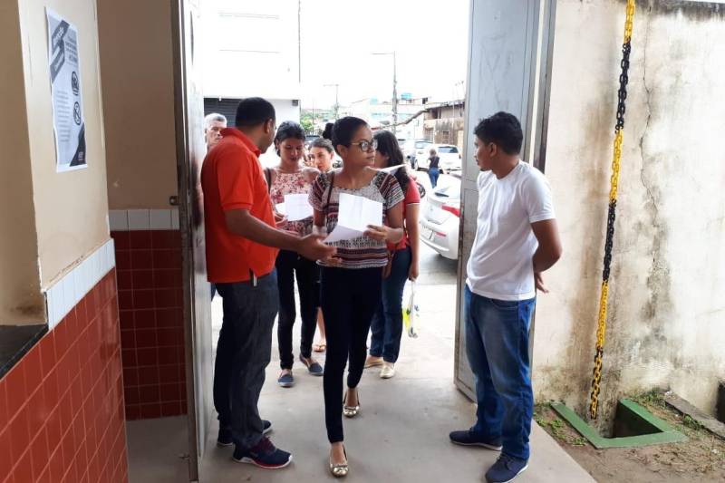 Penitenciário do Estado (Susipe) que oferece 969 vagas iniciou neste domingo, 11, pela manhã. Dos 17.545 que deveriam fazer a prova no período da manhã, 12.391 compareceram para concorrer aos cargos de Assistente Administrativo, Enfermagem, Pedagogo (Especialista em Educação) e Técnico em Gestão de Informática, cargos com provas pela manhã. De acordo com a empresa AOCP Concursos Públicos, organizadora do certame, 5.063 candidatos faltaram representando 29.01% do quantitativo que deveria fazer a prova nesta manhã. O concurso também terá provas a tarde e no próximo domingo, 18. Em Castanhal, dos 1.740 candidatos inscritos para o cargo de assistente administrativo, 452 faltaram, mais de 25% do total de inscritos. O candidato Werleson Silveira veio de Bragança fazer a prova em Castanhal. Ele já é concurseiro e está ansioso pra entrar no mercado de trabalho. “É o terceiro concurso que faço, mas ainda não consegui passar. Estou confiante neste concurso. Estudei em casa mesmo. Comprei apostila e assisti às aulas pela internet também. Estou desempregado e espero ter um bom resultado”, disse. Infelizmente nem todos conseguiram fazer prova. O candidato Emanoel Oliveira veio de Mocajuba na noite de ontem (17). Ele passou 7h na estrada, mas chegou um minuto atrasado e os portões já tinham sido fechados no Instituto Federal de Educação Tecnológica (IFPA) em Castanhal. “Perdi meu cartão de inscrição e aí minha namorada falou que meu local de prova era na UFPA. Cheguei lá e me disseram que a prova era no IFPA. Com essa confusão da escola acabei me atrasando e perdi a prova. Agora é tentar na próxima”, contou.
FOTO: ASCOM / SEAD
DATA: 11.03.2018
ALTAMIRA - PARÁ <div class='credito_fotos'>Foto: ASCOM SEAD | <a href='/midias/2018/originais/a26e6831-3f1d-4321-ab22-207ecc2e87ff.jpg' download><i class='fa-solid fa-download'></i> Download</a></div>