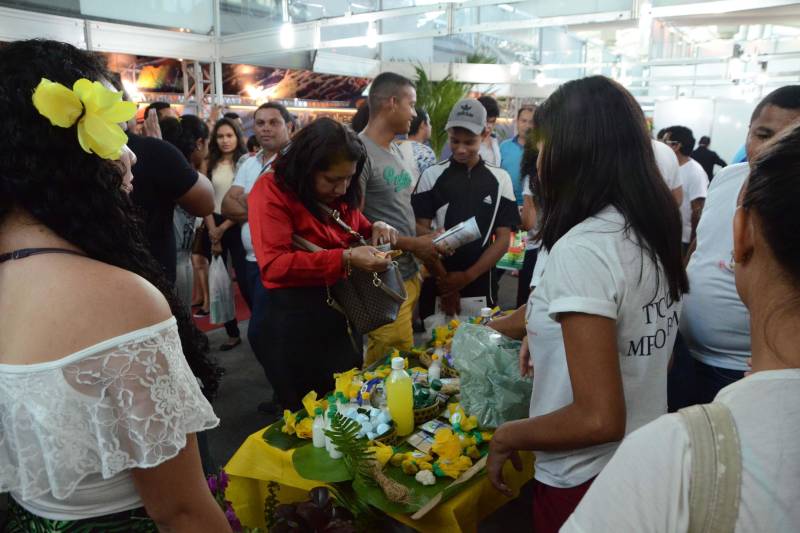 O século XXI clama por atitudes sustentáveis, e os professores e alunos do curso Técnico em Informática e Meio Ambiente, da Escola Técnica Albertina Leitão, de Santa Izabel do Pará, na Região Metropolitana de Belém, estão dispostos a desenvolver atitudes voltadas à sustentabilidade. Eles apresentaram dois projetos (foto) na quarta-feira (06), no estande da Secretaria de Estado de Educação (Seduc) na Feira Pan-Amazônica do Livro, que ocorre no Hangar, em Belém, até o próximo domingo (10). A maquete de produção de energia eólica e os produtos de limpeza ecológicos cheiros e essências do Pará atraíram muitos visitantes. Segundo o professor de Meio Ambiente Ray Fran Pires, a maquete que gera energia elétrica com a força do vento é uma solução simples de geração limpa e renovável de energia, que não polui e nem exaure a natureza.
FOTO: FERNANDO NOBRE / ASCOM SEDUC
DATA: 07.06.2018
BELÉM - PARÁ <div class='credito_fotos'>Foto: FERNANDO NOBRE/ASCOM SEDUC | <a href='/midias/2018/originais/a273d99c-0879-4d5a-9aaf-a055dfff80c8.jpg' download><i class='fa-solid fa-download'></i> Download</a></div>