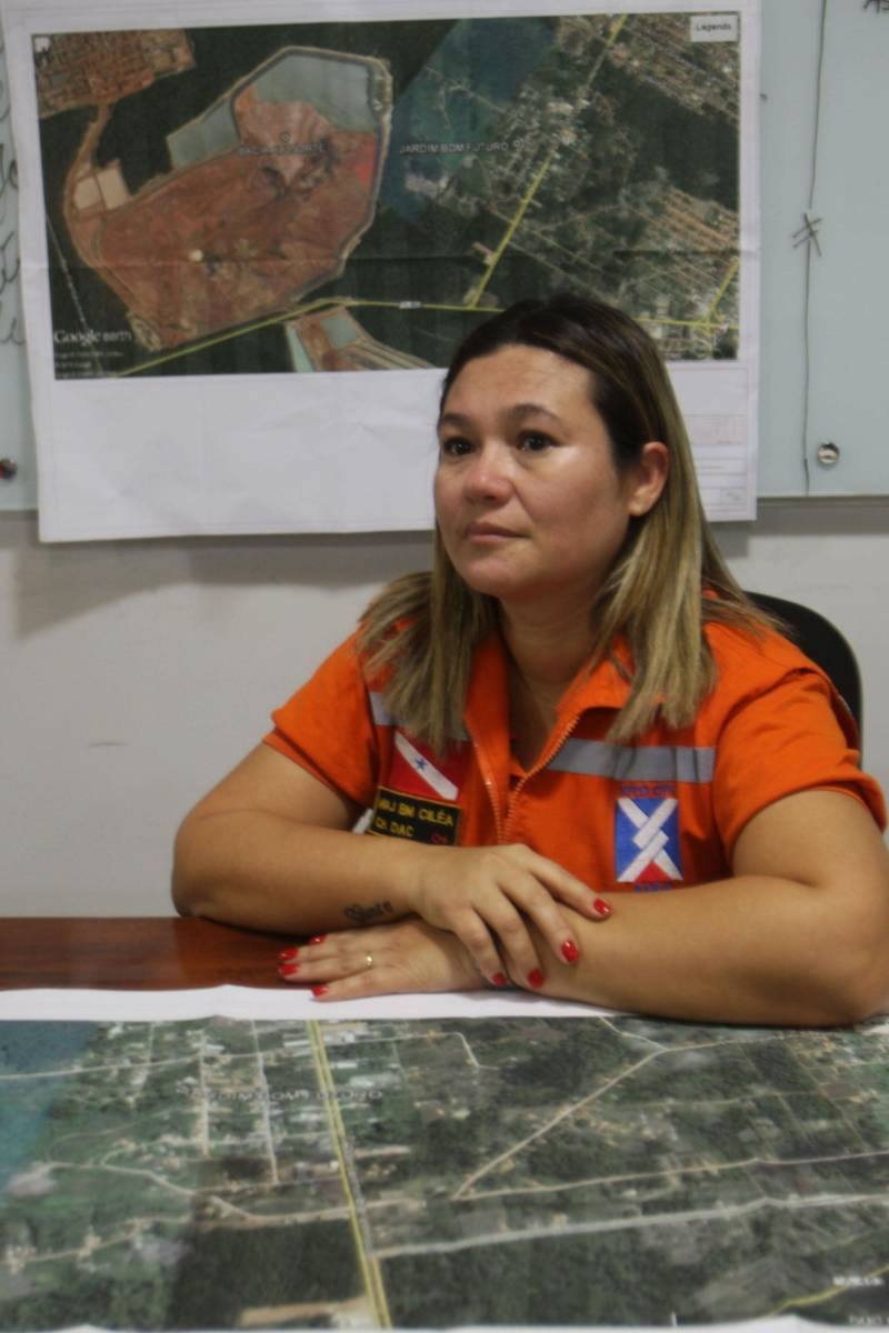 O governo do Estado intensificou as ações nas comunidades do município de Barcarena, no nordeste paraense, afetadas pela contaminação constatada pelo Instituto Evandro Chagas (IEC), no entorno da área de atuação da empresa Hydro. A força-tarefa de órgãos estaduais em parceria com a prefeitura municipal seguiu neste domingo (25), com a continuação do cadastramento de famílias, levantamento de possíveis problemas de saúde decorrentes da situação e distribuição de água potável, medidas emergenciais determinadas pelo Grupo de Trabalho do Governo do Estado. Ao todo, 30 profissionais da saúde, entre agentes de endemias e de saúde, além de 16 assistentes sociais, agentes da Defesa Civil, entre outros profissionais do Estado e Município atuam nos últimos dias nas comunidades de Bom Futuro, Vila Nova e Bujaruba. As equipes estão em campo para mapear e identificar as necessidades das famílias que residem nesses locais e que tipo de impacto que elas podem ter sofrido. Na foto, a Major Ciléa Mesquita, chefe da divisão de apoio à comunidade da Defesa Civil do Estado.
FOTO: IGOR BRANDÃO / AG PARÁ
DATA: 25.02.2018
BARCARENA - PARÁ <div class='credito_fotos'>Foto: IGOR BRANDÃO / AG. PARÁ | <a href='/midias/2018/originais/a27c61be-ce7b-4d7a-b75b-a7dc84cd9c02.jpg' download><i class='fa-solid fa-download'></i> Download</a></div>