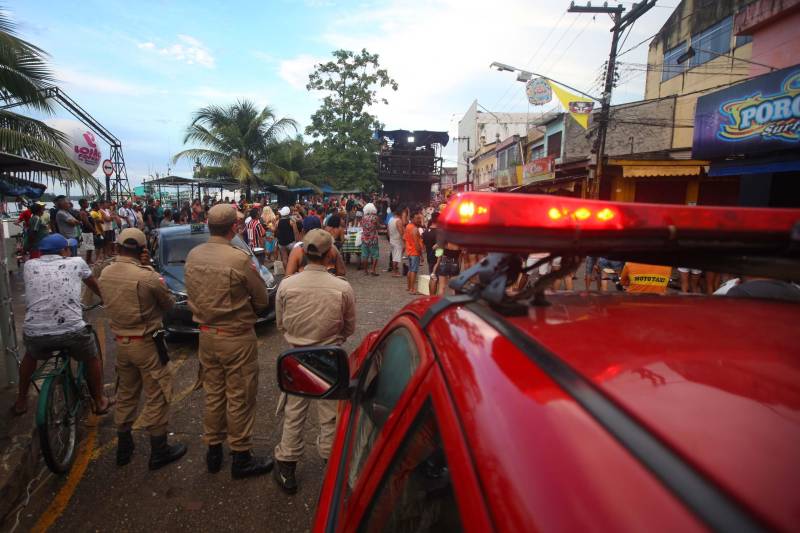 Os balneários foram a pedida de muitos foliões e também de quem preferiu o descanso à agitação dos blocos nesse feriado de Carnaval. E para garantir a tranqüilidade de todos, o Corpo de Bombeiros Militar do Pará manteve um trabalho intensivo nas praias, estradas e também no percurso dos blocos. As principais ocorrências registradas no período foram de acidentes com animais marinhos e de mal estares súbitos, apesar das orientações prestadas ao público. Na tarde de domingo (12), na praia de Alter do Chão, a equipe de guarda-vidas foi acionada para atender uma banhista que sofreu um ataque epilético. A jovem foi encaminhada ao posto de saúde da vila. Também na mesma região, um condutor de lancha ultrapassou a área reservada a banhistas. Profissionais do CBMPA intervieram para evitar qualquer tipo de incidente. Na foto, Bombeiro no Município de Vigia.

FOTO: IGOR BRANDÃO / AG PARÁ
DATA: 16.02.2018
VIGIA - PARÁ <div class='credito_fotos'>Foto: IGOR BRANDÃO / AG. PARÁ   |   <a href='/midias/2018/originais/a27fc9d8-34e4-46d9-a474-7d141956fc60.jpg' download><i class='fa-solid fa-download'></i> Download</a></div>