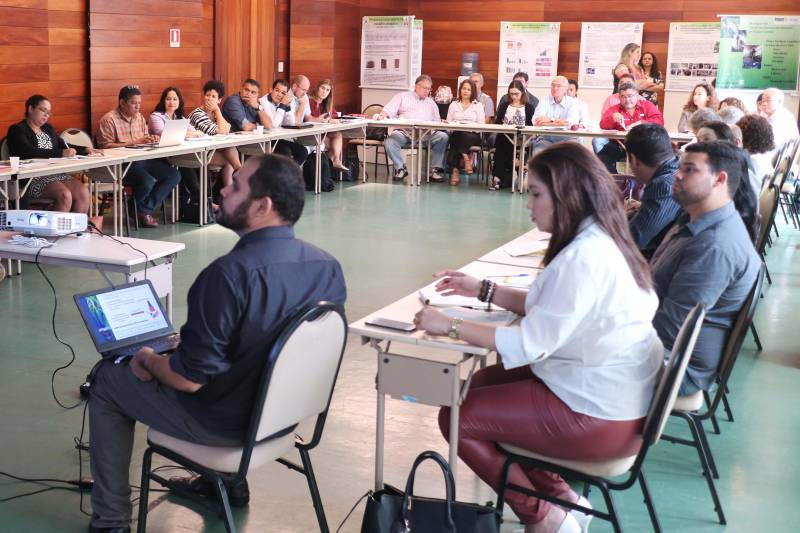 Representantes da Secretaria de Estado de Ciência, Tecnologia e Educação Profissional e Tecnológica (Sectet) participaram, na manhã desta quinta-feira (22), da 1ª Mostra de Bio-Invenções - Caminhos para a Inovação na Amazônia, realizada pela Organização Social BioTec-Amazônia. O evento reuniu ainda pesquisadores, setor produtivo e empresarial, com o objetivo de divulgar pesquisas e projetos que aplicam o uso da biodiversidade da região de forma sustentável. “Este é um evento de grande significado para todos nós. Juntamos invenções muito interessantes que podem gerar patentes, além de se transformarem em produtos e processos”, destacou o diretor-presidente da BioTec-Amazônia, José Seixas Lourenço.
FOTO: ASCOM / SECTET
DATA: 22.02.2018
BELÉM - PARÁ <div class='credito_fotos'>Foto: Ascom Sectet | <a href='/midias/2018/originais/a285d3b5-90bc-4412-b798-3302f9ee9cb7.jpg' download><i class='fa-solid fa-download'></i> Download</a></div>