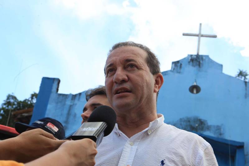 A agenda de fortalecimento das gestões municipais por meio da integração entre governo do Estado e prefeituras teve novo capítulo nesta segunda-feira (4) em Bragança, no nordeste do Pará, com a celebração de convênios que viabilizam obras e serviços nas áreas de infraestrutura e educação. A secretária extraordinária de Municípios Sustentáveis, Izabela Jatene, cumpriu agenda no município, pela manhã, ao lado de deputados federais e estaduais e autoridades locais. Na ocasião, ela entregou 16 novas viaturas para a Polícia Militar, para reforçar o trabalho de segurança pública na região. A cerimônia de assinatura dos convênios ocorreu no salão paroquial da comunidade Imaculada Conceição, às margens da Rodovia PA-112. “O governo do Estado está aqui hoje para cumprir mais uma agenda que tem como objetivo garantir autonomia às gestões municipais por meio da pactuação com o Estado. Vale lembrar que isso só é possível porque o Pará tem contas equilibradas que permitem que os investimentos não parem e porque Bragança está com a situação fiscal em dia. E, claro, porque vocês pagaram seus impostos”, frisou Izabel Jatene. Na foto, o presidente da Assembleia Legislativa, Márcio Miranda (DEM). 

FOTO: RODOLFO OLIVEIRA / AG. PARÁ
DATA: 04.06.2018
BELÉM - PARÁ <div class='credito_fotos'>Foto: Rodolfo Oliveira/Ag. Pará   |   <a href='/midias/2018/originais/a28c7d16-4dc6-4754-b1e9-dc52222c921e.jpg' download><i class='fa-solid fa-download'></i> Download</a></div>