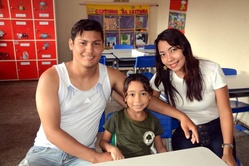 O casal Regina Almeida e Pedro Igor Arruda (foto) deixou para entrar um pouco mais tarde no trabalho. Por isso, puderam acompanhar a filha, Rillary, de 7 anos, em todo o percurso da caminhada e na festa da escola. “O certo é que o pai não deve apenas ajudar, mas estar presente em todas as tarefas na educação do filho. Eu participo, me envolvo, porque é esse o exemplo que quero deixar para minha filha”, disse Pedro Igor.
FOTO: ELISEU DIAS / ASCOM SEDUC
DATA: 28.03.2018
BELÉM - PARÁ <div class='credito_fotos'>Foto: Eliseu Dias/Ag. Pará | <a href='/midias/2018/originais/a295b6e9-d47e-4b87-a30b-90654991f6d5.jpg' download><i class='fa-solid fa-download'></i> Download</a></div>