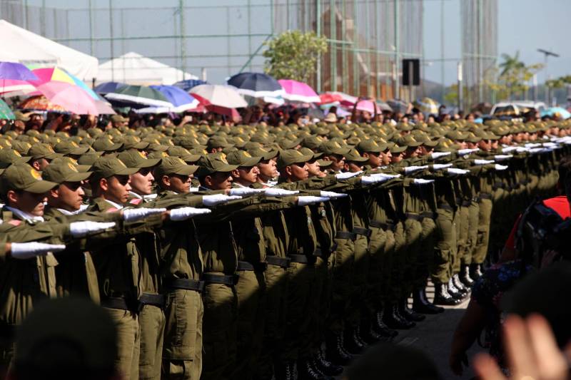 A cerimônia de formatura dos novos praças da Polícia Militar ocorreu na manhã desta segunda-feira (9), simultaneamente, em Belém e outros seis municípios paraenses: Santa Izabel, Castanhal, Barcarena, Capanema, Bragança e Tucuruí. Em Parauapebas, Marabá, Breves, Soure e Conceição do Araguaia, a formatura será celebrada na quinta-feira, dia 12. Na sexta-feira, dia 13, é a vez de Santarém, Altamira, Paragominas e Itaituba. O governador Simão Jatene presidiu a cerimônia de formatura no Portal da Amazônia, bairro da Cidade Velha, em Belém. Milhares de familiares dos formandos lotaram o espaço para entregar aos novos policiais militares seus diplomas de conclusão de curso.
FOTO: SIDNEY OLIVEIRA / AG. PARÁ
DATA: 09.07.2018
BELÉM - PARÁ <div class='credito_fotos'>Foto: Sidney Oliveira/Ag. Pará | <a href='/midias/2018/originais/a29d3cb6-f354-497c-8ab6-7d31891eb102.jpg' download><i class='fa-solid fa-download'></i> Download</a></div>