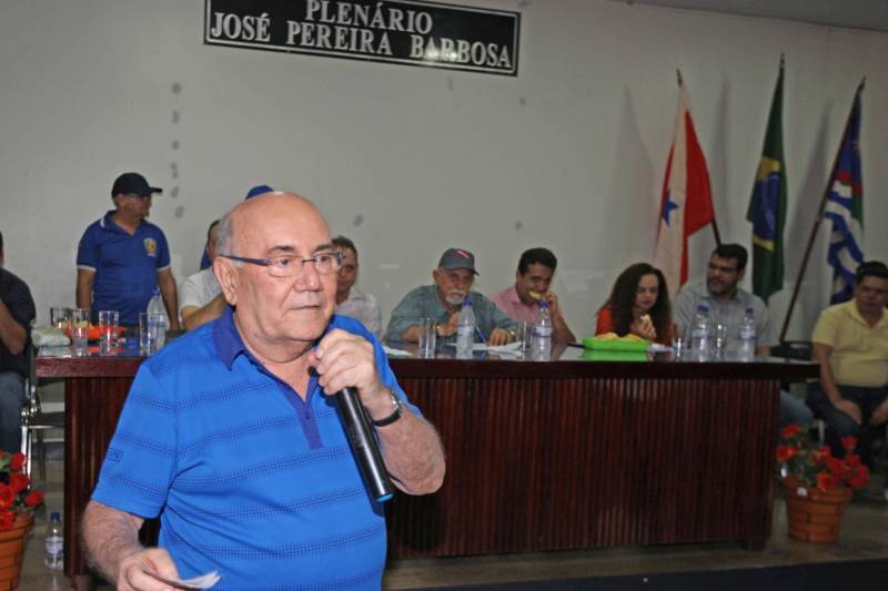 Há 35 anos a dona de casa Guardiana Feitosa é moradora da Rua 15 de Novembro, em Floresta do Araguaia, sul do Pará. Há pelo menos cinco deles não colocava as cadeiras em frente de casa para um bate papo de final de tarde. "Era lama no inverno e poeira no verão, não dava pra ficar aqui na frente", diz Guardiana. "Agora o asfalto chegou, mudou tudo". A 15 de Novembro é uma das mais importantes ruas de Floresta do Araguaia. Abriga três igrejas, três escolas e creches e cerca de 30 pontos comerciais. Cerca de quinhentos moradores vivem ali. O Asfalto na Cidade, programa do Governo do estado que tem como principal objetivo ampliar a mobilidade e acessibilidade nas áreas urbanas do Estado, chegou à Floresta do Araguaia asfaltando a Rua 15 de Novembro e outras seis vias próximas, num total de três quilômetros de asfalto de qualidade superior, além de meio fio. O governador Simão Jatene foi à Floresta do Araguaia entregar as obras à comunidade. Com ele, estavam o senador Flexa Ribeiro (PSDB/PA, na foto); a secretária Extraordinária de Municípios Sustentáveis; Izabela Jatene, o presidente da Assembleia Legislativa do estado, deputado Márcio Miranda; os deputados Cilene Couto e Celso Sabino e o ex-governador Carlos Santos.
FOTO: ANTÔNIO SILVA / AG. PARÁ
DATA: 25.06.2018
FLORESTA DO ARAGUAIA - PARÁ <div class='credito_fotos'>Foto: Antônio Silva/Ag. Pará | <a href='/midias/2018/originais/a2a496d1-d746-475c-a042-b05b0d9eb088.jpg' download><i class='fa-solid fa-download'></i> Download</a></div>