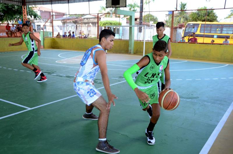 No momento em que os Jogos Estudantis Paraenses (Jeps) atingem a marca histórica de 60 anos, o município de Mocajuba (foto), na Região do Baixo-Tocantins, está em festa ao sediar, desde a quarta-feira, 16, as competições regionais do evento estudantil.
FOTO: ELISEU DIAS / ASCOM SEDUC
DATA: 17.05.2018
MOCAJUBA - PARÁ <div class='credito_fotos'>Foto: Eliseu Dias / Ascom Seduc | <a href='/midias/2018/originais/a2a54a49-4318-40c2-b6a6-24fe0c381c19.jpg' download><i class='fa-solid fa-download'></i> Download</a></div>