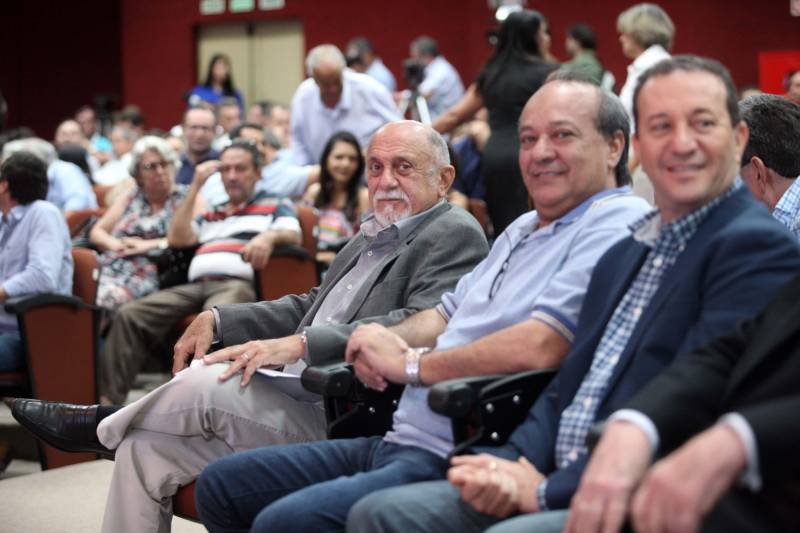 A pecuária é uma das principais cadeias produtivas do Pará, que se destaca no cenário nacional por possuir o quinto maior rebanho bovino, com mais de 20 milhões de cabeças. A importância do Estado na cadeia produtiva brasileira é destaque na InterCorte, evento que reúne iniciativas em prol do desenvolvimento do setor. A abertura, na noite desta segunda-feira, 21, no Carajás Centro de Convenções, em Marabá, sudeste paraense, contou com a presença do governador Simão Jatene, parlamentares e autoridades locais.

FOTO: THIAGO GOMES / AG. PARÁ
DATA: 21.05.2018
MARABÁ - PARÁ <div class='credito_fotos'>Foto: Thiago Gomes /Ag. Pará   |   <a href='/midias/2018/originais/a2a8482f-dbbc-42c3-8401-37c971507e31.jpg' download><i class='fa-solid fa-download'></i> Download</a></div>