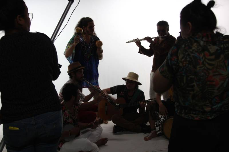 O clima foi de descontração para os artistas selecionados na Mostra Protótipo, da Cultura Rede de Comunicação, durante sessão de fotos realizada esta semana no estúdio "k" da TV Cultura do Pará. 

FOTO: DIVULGAÇÃO
DATA: 01.06.2018
BELÉM - PARÁ <div class='credito_fotos'>Foto: Divulgação   |   <a href='/midias/2018/originais/a2ae1036-1eed-4717-b143-bd212d9aec62.jpg' download><i class='fa-solid fa-download'></i> Download</a></div>