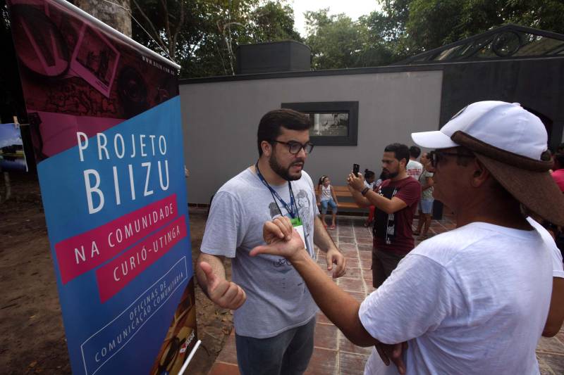 Antes mesmo de reabrir as portas ao público, o novo Parque Estadual do Utinga já aguçava o olhar dos paraenses. Na semana anterior à reabertura do Parque, a diretoria de comunicação popular da Secretaria de Estado de Comunicação (Secom) ofereceu uma oficina de fotografia aos moradores da Comunidade Pantanal, que vivem no entorno do Parque Ambiental. A oficina, ministrada pelo fotógrafo Sidney Oliveira, teve a participação de 17 alunos. Na manhã deste sábado, durante a caminhada, o resultado dessa oficina foi exposto em um varal fotográfico, para deleite do público presente. Na foto, Rodolpho Moraes, diretor de Comunicação Popular e Comunitária da Secretaria de Estado de Comunicação.
FOTO: SIDNEY OLIVEIRA / AG. PARÁ
DATA: 17.03.2018
BELÉM - PARÁ <div class='credito_fotos'>Foto: Sidney Oliveira/Ag. Pará | <a href='/midias/2018/originais/a2ae2718-eda2-4929-aad6-93fa5e98d28f.jpg' download><i class='fa-solid fa-download'></i> Download</a></div>