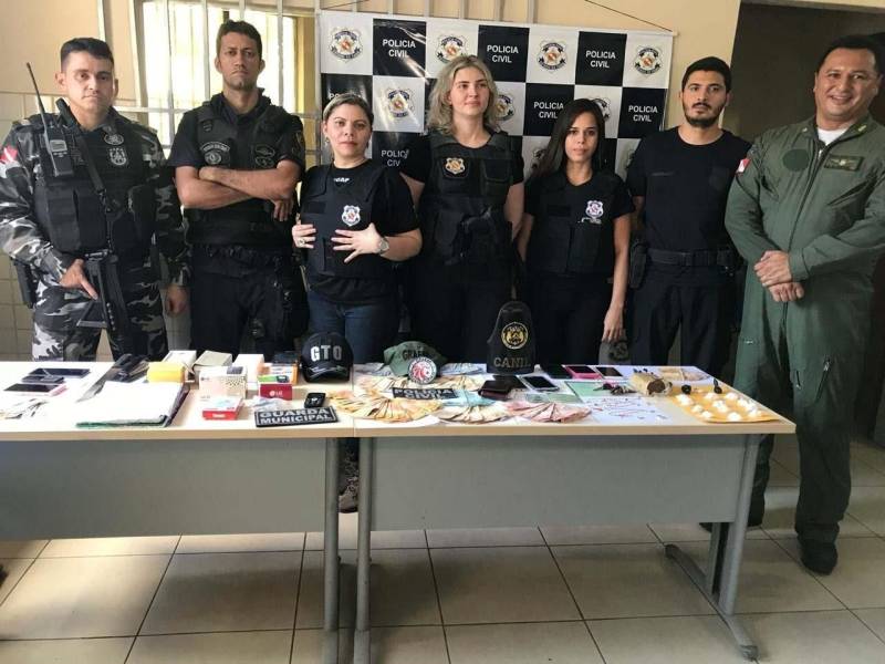 Os indicadores de violência do mês de dezembro deste ano mostram redução dos índices de roubo e mortes na região de Carajás, Sudeste do Estado. Até o dia 25 de dezembro de 2018, foram registradas 19 mortes na região, 16 a menos, nenhum latrocínio e 367 roubos, em 2017 no ano passado foram identificados 650 no mesmo período, ou seja, uma redução de quase 50%. Os dados foram contabilizados pelo Comando Regional de Policiamento II (CPR2) e a 10ª Região de Integração de Segurança Pública (RISP) da Polícia Civil, ambos com jurisdição em 16 munícipios, incluindo Marabá, Parauapebas e Canaã dos Carajás. De acordo com o comandante do CPR2, Coronel Mauro Sérgio, no ano de 2018 em relação a 2017, na região a redução de roubos foi de 25% e quase 50% nos latrocínios, que é roubo seguido de morte. Ele destaca que diante de uma crise econômica a violência tende a aumentar, mas devido ao modo de comandar baseado em três pilares de segurança que são gestão, transparência e comando, os índices diminuíram. Na foto, operação da Polícia Civil na região.

FOTO: ASCOM / CRGSP
DATA: 29.12.2018
BREJO GRANDE DO ARAGUAIA - PARÁ <div class='credito_fotos'>Foto: ASCOM CRGSP   |   <a href='/midias/2018/originais/a2b7a6ca-9ab9-4ba4-bd01-71b6f639ac34.jpg' download><i class='fa-solid fa-download'></i> Download</a></div>