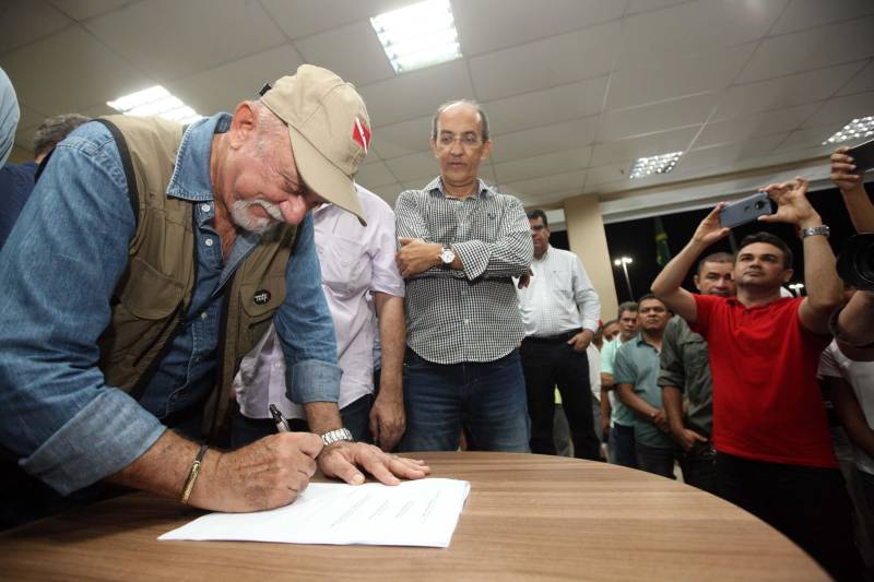 O Governador do Estado, Simão Jatene, também entregou para a região mais de 90 viaturas (foto) , 65 caminhonetes e 27 carros utilitários (pálios weekend), com destaque para duas da patrulha rural e uma para ronda escolar específica para Marabá. O Secretário de Estado de Segurança Pública, Luiz Fernandes, ressaltou que os veículos vão substituir a frota nas regiões sul e sudeste. “Surgiu uma demanda do policiamento rural, e já uma semana depois, por determinação do governador, já trouxemos as viaturas e já temos o policiamento disponível para fazer esse patrulhamento, que vai iniciar na região sudeste, mas se estenderá para a região sul e nordeste do estado. Hoje estamos substituindo toda a frota de veículos da região sul e sudeste, além disso o governador determinou onde tiver policiamento vai ter uma viatura, e já foi apresentado para a região os novos policiais que tomaram posse, nós não temos mais nenhum município sem delegado”, pontuou. Outras conquistas citada pelo Secretário da SEGUP foi o aumento do Núcleo de Apoio à Investigação e a criação de um conselho regional para acompanhar as ações de segurança pública. FOTO: SIDNEY OLIVEIRA / AG. PARÁ DATA: 06.04.2018 MARABÁ - PARÁ <div class='credito_fotos'>Foto: Sidney Oliveira/Ag. Pará | <a href='/midias/2018/originais/a2bacb18-9fae-476e-9ef0-6be84e54bb69.jpg' download><i class='fa-solid fa-download'></i> Download</a></div>