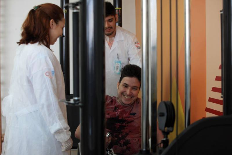 O maior desejo de Saulo Melo, 32 anos, é viver e poder desfrutar das novas oportunidades que tem hoje, depois de passar por uma cirurgia até então inédita no Pará, a hemicorporectomia. O procedimento, realizado no dia 2 de maio deste ano no Hospital Ophir Loyola, em Belém, removeu 40% do corpo do paciente - toda a porção inferior (pelve e membros inferiores).

FOTO: SIDNEY OLIVEIRA / AG. PARÁ
DATA: 03.12.2018
BELÉM - PARÁ <div class='credito_fotos'>Foto: Sidney Oliveira/Ag. Pará   |   <a href='/midias/2018/originais/a2c9dacf-54e4-4578-9b81-de2058882405.jpg' download><i class='fa-solid fa-download'></i> Download</a></div>