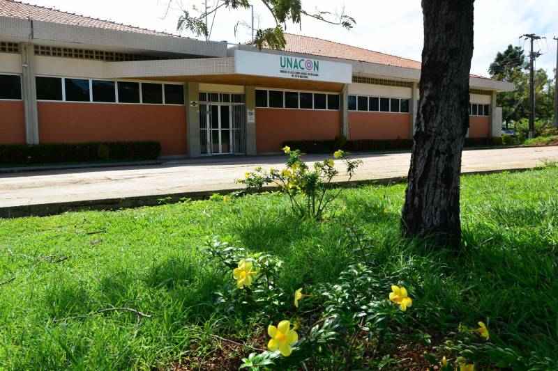 Em tratamento para câncer de mama na Unidade de Alta Complexidade em Oncologia Dr. Vitor Moutinho (Unacon), em Tucuruí, no sudeste do Pará, Neuza Alves de Oliveira aproveitou a oportunidade e participou da programação alusiva ao Março Lilás, de combate e prevenção contra o câncer de colo de útero. A unidade aderiu à campanha promovida pela Secretaria de Estado de Saúde Pública (Sespa), por meio do Núcleo de Apoio à Gestão na Atenção à Mulher no Controle do Câncer de Colo de Útero e Mama. Com o slogan “O Pará unido na prevenção e diagnóstico do câncer de colo do útero”, o grupo de trabalho de humanização da Unacon vai impulsionar a campanha na região com programação educativa até o dia 29 deste mês, levando informações sobre a importância do diagnóstico precoce da doença. Em tratamento na unidade, Neuza reconhece a importância do acompanhamento regular ao médico para evitar qualquer doença.
FOTO: DIVULGAÇÃO
DATA: 13.03.2018
TUCURUÍ - PARÁ
<div class='credito_fotos'>Foto: Divulgação | <a href='/midias/2018/originais/a2da7ea6-c792-4a99-9032-53df8fc5ce9c.jpg' download><i class='fa-solid fa-download'></i> Download</a></div>