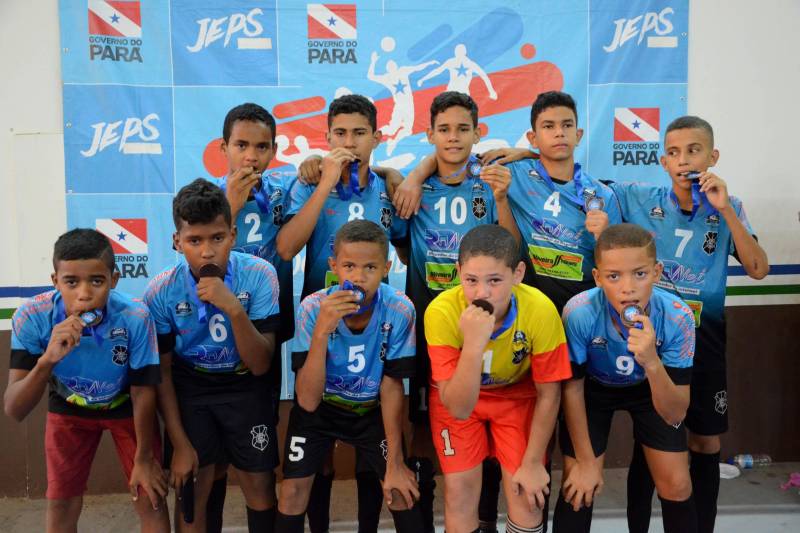 Emoção. Este foi o sentimento predominante nas partidas finais da regional de Carajás dos Jogos Estudantis Paraenses (Jeps), realizadas neste sábado (26), no Ginásio Poliesportivo de Parauapebas. Desta etapa, os municípios de Marabá, Parauapebas, Rondon do Pará, Jacundá e Bom Jesus do Tocantins são as delegações campeãs e, em junho, vão participar da etapa Estadual, em Belém. Na foto, futsal - Rondon do Pará (Escola Municipal Adolfo Soares de Moraes)
FOTO: FERNANDO NOBRE / ASCOM SEDUC
DATA: 26.05.2018
PARAUAPEBAS - PARÁ <div class='credito_fotos'>Foto: FERNANDO NOBRE/ASCOM SEDUC | <a href='/midias/2018/originais/a2dd2457-48cf-40d1-b0de-47286be5c607.jpg' download><i class='fa-solid fa-download'></i> Download</a></div>