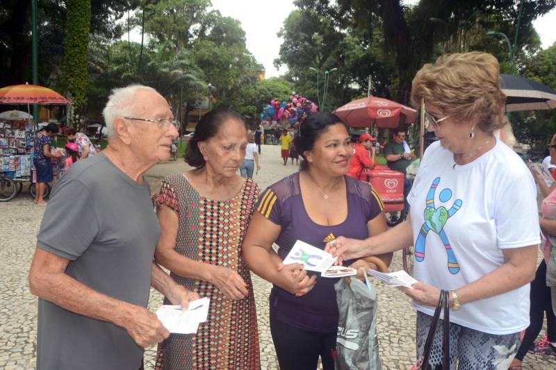 A rara Síndrome de Cri du Chat, também conhecida como Síndrome do Miado do Gato, mobilizou a sociedade neste sábado (5), durante uma caminhada na Praça Batista Campos, em Belém. A ação é alusiva ao Dia Internacional da Síndrome de Cri du Chat e busca conscientizar a população sobre a anomalia. Pais e profissionais da área da saúde participaram da ação educativa que contou com distribuição de panfletos informativos e uma caminhada pelo local. "Por ser rara, é muito difícil identificar a síndrome. Em Belém, temos conhecimento de apenas dois casos. Nossa intenção é sensibilizar os profissionais da área da saúde para que o diagnóstico seja precoce, já que os casos demoram anos para ter o diagnóstico fechado", explica a fonoaudióloga da Coordenadoria de Educação Especial (COEES), Priscila Salgado, mãe de uma criança portadora da síndrome.
FOTO: ELISEU DIAS / ASCOM SEDUC
DATA: 05.05.2018
BELÉM - PARÁ <div class='credito_fotos'>Foto: Eliseu Dias / Ascom Seduc | <a href='/midias/2018/originais/a2e4edb0-3cff-4835-acf4-20a8fa280335.jpg' download><i class='fa-solid fa-download'></i> Download</a></div>
