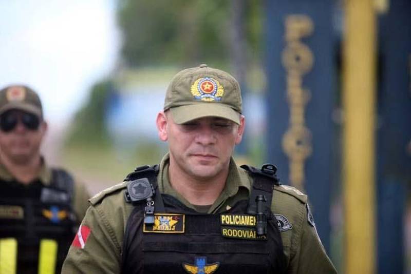 O segundo final de semana das férias escolares foi marcado pela tranquilidade no distrito de Mosqueiro. Uma das 86 localidades do Estado que recebe atenção especial durante a Operação Verão 2018. As ações começaram na sexta-feira (29) e vão até o dia 31 de julho, com a participação de mais de 8 mil agentes de segurança pública. Uma das novidades deste ano é o funcionamento dos Centros de Comando Integrado, com a participação de órgãos estaduais e municipais, sob a coordenação da Secretaria de Estado de Segurança Pública e Defesa Social ( Segup). O espaço é identificado com placas em quatro idiomas para auxiliar as pessoas em casos de furtos ou acidentes. Na foto, o capitão Samir Hejaij, supervisor da PRE.
FOTO: MARCELO LELIS / AG. PARÁ
DATA: 08.07.2018
MOSQUEIRO - PARÁ <div class='credito_fotos'>Foto: Marcelo Lelis / Ag. Pará | <a href='/midias/2018/originais/a2e8def4-9b0c-499e-8bad-d0902659e6b4.jpg' download><i class='fa-solid fa-download'></i> Download</a></div>