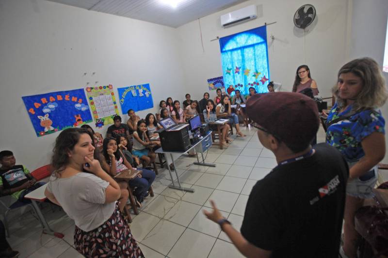 A abertura do olhar para novos caminhos e possibilidades. Assim são as oficinas do Biizu, projeto da Secretaria de Estado de Comunicação (Secom), que pelo segundo ano consecutivo ocorrem durante a Semana dos Povos Indígenas em São Félix do Xingu, no sudeste do Pará. Na sala de aula, na Escola Missão, centro da cidade, os olhares curiosos e atentos mostram o interesse dos participantes sobre as ferramentas usadas para contar uma história. Quanto o texto, a fotografia e o audiovisual se encontram, o resultado é um canal do qual comunidades carentes que, em geral, só querem ser ouvidas, podem se apropriar.
FOTO: RODOLFO OLIVEIRA / AG. PARÁ
DATA: 18.04.2018
SÃO FÉLIX DO XINGU - PARÁ <div class='credito_fotos'>Foto: Rodolfo Oliveira/Ag. Pará | <a href='/midias/2018/originais/a2eaa1e5-91e8-40a6-8506-d87607f17212.jpg' download><i class='fa-solid fa-download'></i> Download</a></div>