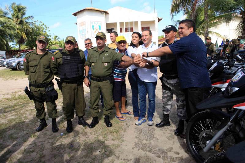 O município de Salinópolis, no nordeste do estado, recebeu nesta quinta-feira, 21, um reforço precioso para o período de férias que se aproxima. O governo do estado entregou 18 novos veículos para reforçar a segurança do município e cidades próximas. Na foto, o presidente da Assembleia Legislativa, deputado Márcio Miranda.
FOTO: RODOLFO OLIVEIRA / AG. PARÁ
DATA: 21.06.2018
SALINÓPOLIS - PARÁ <div class='credito_fotos'>Foto: Rodolfo Oliveira/Ag. Pará | <a href='/midias/2018/originais/a2edd734-8efc-49ac-9cfb-2fe1881cabe7.jpg' download><i class='fa-solid fa-download'></i> Download</a></div>