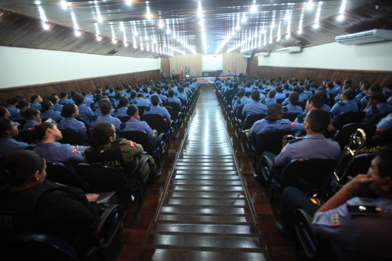 Cerca de 350 policiais femininas iniciaram, na manhã desta sexta-feira (23), no auditório da Universidade da Amazônia, o I Encontro de Mulheres Policiais. O evento faz parte das comemorações pelos 200 anos da Polícia Militar do Pará, celebrado em 2018. A proposta do encontro é proporcionar trocas de experiências profissionais e pessoais entre o efetivo feminino da Polícia Militar do Pará, levantando discussões de temas relacionados às questões do gênero. A ideia do encontro surgiu depois que a PMPA abriu um espaço no site da corporação, para que os internautas enviassem sugestões de eventos que pudessem marcar os 200 anos da instituição no Estado.
FOTO: THIAGO GOMES / AG. PARÁ
DATA: 23.03.2018
BELÉM - PARÁ <div class='credito_fotos'>Foto: Thiago Gomes /Ag. Pará | <a href='/midias/2018/originais/a2f806ad-fb90-4f0d-9cdd-59df3998824d.jpg' download><i class='fa-solid fa-download'></i> Download</a></div>