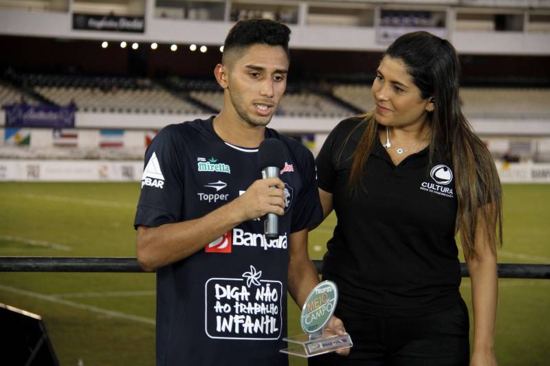 Chegou a hora de escolher os melhores do Banparazão 2018! Torcedores que acompanham o campeonato paraense podem votar nos craques da competição no "Troféu Meio de Campo 2018", da Cultura Rede de Comunicação. A votação para diversas categorias será aberta neste domingo (18) durante o programa "Meio de Campo", que começa às 14h40 na TV Cultura do Pará. Os internautas poderão votar por meio do Portal Cultura (www.portalcultura.com.br). Para participar, basta acessar a página da votação e preencher o formulário indicando os jogadores que se destacaram em cada posição, além de seus respectivos clubes.
FOTO: ASCOM / PORTAL CULTURA
DATA: 16.03.2018
BELÉM - PARÁ <div class='credito_fotos'>Foto: ASCOM / PORTAL CULTURA | <a href='/midias/2018/originais/a300d07c-d0e7-4e44-8b45-7104e0278e8b.jpg' download><i class='fa-solid fa-download'></i> Download</a></div>
