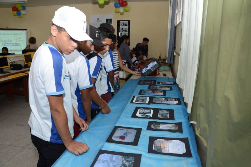 A Secretaria de Estado de Educação (Seduc), por meio do Núcleo de Tecnologia Educacional de Castanhal (NTE) e da Unidade Regional de Educação (URE 8), promoveu nesta terça-feira (13) a 1ª Mostra de Robótica e Objetos Digitais de Aprendizagem, na Escola Estadual Padre Salvador Traccaiolli, no município de Castanhal.
FOTO: FERNANDO NOBRE / ASCOM SEDUC
DATA: 13.11.2018
CASTANHAL - PARÁ <div class='credito_fotos'>Foto: FERNANDO NOBRE/ASCOM SEDUC | <a href='/midias/2018/originais/a301e893-2624-4b7f-9866-1740486cc951.jpg' download><i class='fa-solid fa-download'></i> Download</a></div>