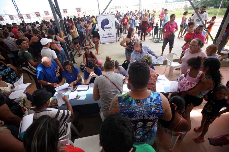 O governo do Pará, por meio da Companhia de Habitação do Pará (Cohab) entregou, neste sábado (24), as chaves dos 4 mil apartamentos do Residencial Viver Melhor Marituba. O local passa a ser, agora, a moradia de mais de 15 mil pessoas que aguardavam pelo empreendimento. Desde o início da manhã, servidores da Cohab estavam a postos, na quadra de esportes do Residencial, organizando a entrega das chaves dos apartamentos. A Companhia de Saneamento do Pará (Cosanpa) também atendia os novos moradores, que já podiam realizar o cadastro de suas unidades de consumo para ligação do fornecimento de água.
FOTO: THIAGO GOMES / AG PARÁ
DATA: 24.02.2018
MARITUBA - PARÁ <div class='credito_fotos'>Foto: Thiago Gomes /Ag. Pará | <a href='/midias/2018/originais/a303b307-8907-42d1-ad03-f1738fa50269.jpg' download><i class='fa-solid fa-download'></i> Download</a></div>