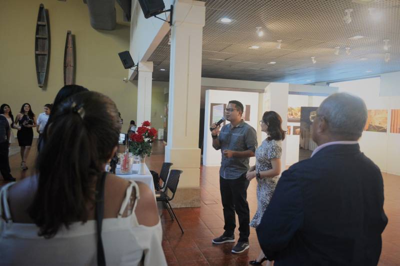 O Espaço São José Liberto recebe no próximo sábado (10) Luiz e Gleyci Wanzeler para um bate-papo, aberto ao público, sobre as experiências e aventuras da viagem de volta ao mundo que resultou na exposição fotográfica “Espia! Um olhar viajante ao redor do mundo” (foto), que pode ser vista no salão de exposições do espaço até o próximo domingo (11), com entrada franca. Ao todo, compõem a mostra 61 fotos escolhidas, entre centenas registradas durante a expedição que o casal fez entre 2017 e 2018. A viagem foi a realização de um sonho de infância de Luiz, que agora faz parte da história do casal. Durante o percurso, incentivado por amigos, os dois decidiram fazer uma exposição e, como consequência, um livro com imagens do evento com informações a mais sobre a excursão ao redor do globo. A publicação pode ser adquirida no Espaço São José Liberto.
FOTO: ASCOM / IGAMA
DATA: 31.10.2018
BELÉM - PARÁ <div class='credito_fotos'>Foto: ASCOM IGAMA | <a href='/midias/2018/originais/a309ddbf-8108-4216-bbd9-d56565868411.jpg' download><i class='fa-solid fa-download'></i> Download</a></div>