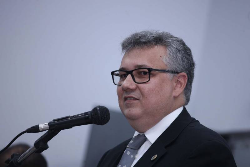 O Governo do Estado fez a entrega das novas instalações do prédio-sede da Procuradoria-Geral do Estado do Pará (PGE/PA), em Batista Campos, Belém, nesta quinta-feira (5). que envolvem obras de reforma e ampliação do órgão. Durante a cerimônia, o governador Simão Jatene assinou o Projeto de Lei que altera a Lei nº 6.813, de 25 de janeiro de 2017, que dispõe sobre a estruturação do Quadro de Apoio da PGE, a fim de ser encaminhado para apreciação à Assembleia Legislativa do Estado, em regime de urgência. O projeto propõe a transformação e a criação de novos cargos do quadro de servidores da atividade-meio, os quais poderão, inclusive, prestar apoio às atividades desenvolvidas pelos procuradores junto às secretarias de Estado. Os cargos serão ocupados por meio de concurso, na medida do interesse público e da disponibilidade orçamentária do Estado. As alterações propostas no Projeto de Lei devem-se às demandas judiciais expressivas das atividades da PGE e a anseios da categoria, como a reorganização da carreira em classes e referências, com definição de critérios para progressão e enquadramento funcional. A cerimônia teve a presença do procurador-geral do Estado, Ophir Cavalcante Junior, presidente da Associação dos Procuradores do Estado do Pará (Apepa), Ary Lima Cavalcanti (foto), presidente da Associação dos Servidores da Procuradoria-Geral do Estado do Pará (ASPGE), Brunna Valescka de Carvalho Silva, procuradores e servidores da instituição.
FOTO: CRISTINO MARTINS / AG. PARÁ
DATA: 05.04.2018
BELÉM - PARÁ <div class='credito_fotos'>Foto: Cristino Martins/Ag. Pará | <a href='/midias/2018/originais/a30c171a-5a92-44df-a4e2-89a418f5a009.jpg' download><i class='fa-solid fa-download'></i> Download</a></div>