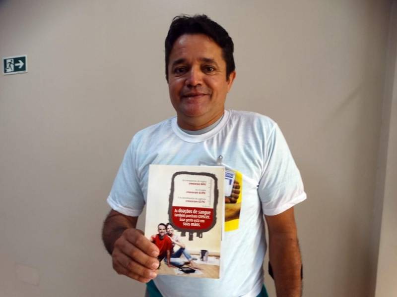 O administrador Arilson Martins Cândido (foto), de 44 anos, já foi doador de sangue, mas confessa nunca ter entendido o verdadeiro sentido daquele gesto, até ele próprio precisar de uma doação. “A gente sempre acha que não vai passar por isso, mas um dia precisa”, disse. Arilson sofreu um acidente de moto, teve fratura exposta na perna esquerda e precisou passar por uma cirurgia em maio deste ano, no Hospital Público Estadual Galileu (HPEG), em Belém. Na época, fez uma campanha na internet para captar doadores de sangue. Ainda em fase de recuperação, o administrador esteve no Hospital Galileu para uma consulta, na segunda-feira (11), e ficou feliz ao ver a sensibilização que acontecia no local para conscientizar usuários e acompanhantes sobre a importância da doação de sangue. “Às vezes a campanha não chega a todas as pessoas, então aqui é um momento oportuno para fazer esse trabalho, muito importante mesmo”, declarou.

FOTO: ASCOM / HPEG
DATA: 12.06.2018
BELÉM - PARÁ <div class='credito_fotos'>Foto: ASCOM / HPEG   |   <a href='/midias/2018/originais/a30d88e6-a7d8-48fd-b159-a0b96b198094.jpg' download><i class='fa-solid fa-download'></i> Download</a></div>