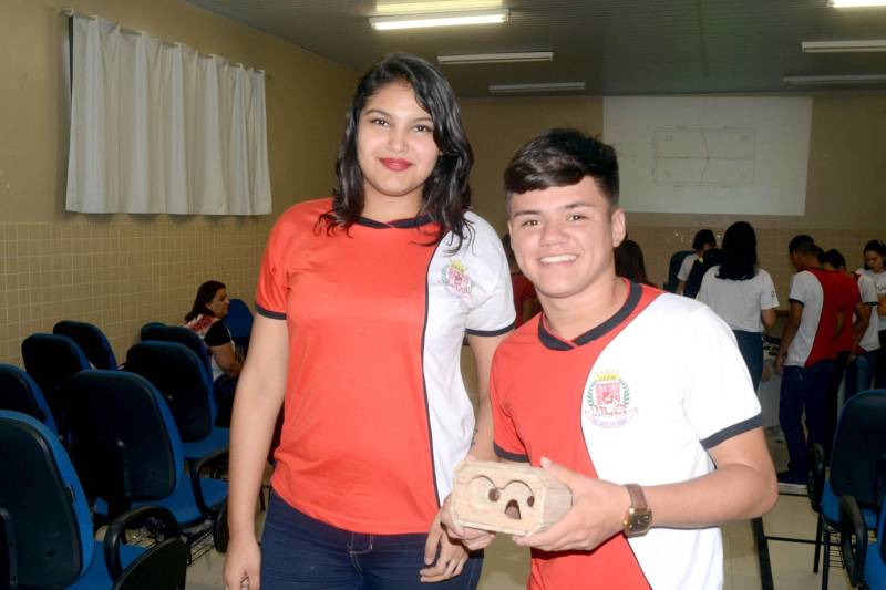 Aprender em grupo a utilizar recursos tecnológicos nas escolas que possibilitam ter conhecimento, por exemplo, sobre a presença de elementos químicos (minerais) no meio ambiente e no corpo humano. Assim foi a aula inaugural do projeto Sedutec, nesta sexta-feira (4), para 26 alunos da turma 104 do 1º ano do Ensino Médio da Escola Estadual Manoel Leite Carneiro, no bairro do Tenoné. O Sedutec é um projeto da Secretaria de Estado de Educação (Seduc) e empresa contratada Inteceleri, que atua com a plataforma digital Google for Education no Estado. O projeto contribui com aprendizagem de estudantes e planejamento e didáticas de professores por meio de ferramentas digitais específicas para a educação. A escola “Manoel Leite Carneiro” atende 853 alunos do Ensino Médio, dos quais 378 em tempo integral. Os estudantes receberam na aula inaugural do Sedutec orientações sobre o uso das ferramentas digitais e construíram exemplares do MiritiBoard (óculos em miriti para acesso à realidade virtual). Na foto, os alunos Carolina Vieira e Érick Lisboa, 16 anos.
FOTO: ELISEU DIAS / ASCOM SEDUC
DATA: 04.05.2018
BELÉM - PARÁ <div class='credito_fotos'>Foto: Eliseu Dias / Ascom Seduc | <a href='/midias/2018/originais/a315e8d7-478b-489e-b556-e9f41599de99.jpg' download><i class='fa-solid fa-download'></i> Download</a></div>