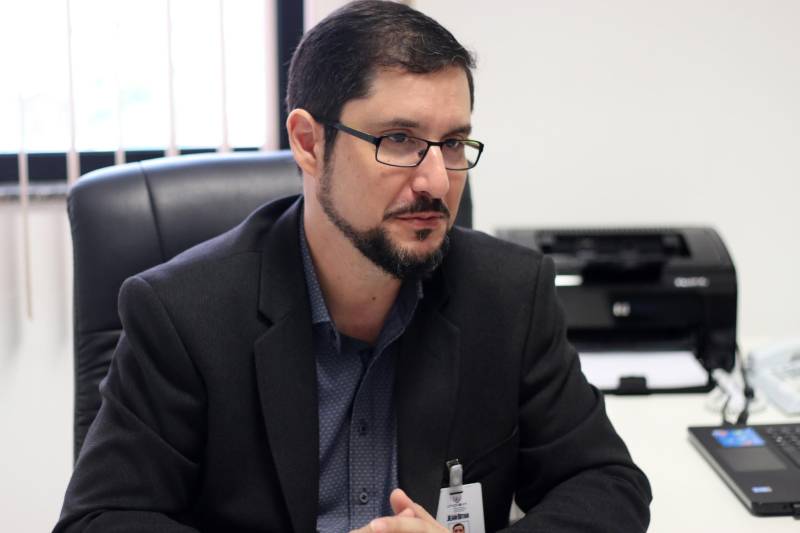 Para o diretor executivo da unidade, o administrador Giovani Merenda (foto), a aquisição dessa nova tecnologia em favor da assistência prestada pelo hospital, faz parte dos investimentos nestes dois primeiros anos da gestão do Instituto Nacional de Desenvolvimento Social e Humano (INDSH) no HJB, que é voltada à melhorias contínuas em benefício dos colaboradores, usuários e acompanhantes.
FOTO: ASCOM HJB
DATA: 13.04.2018
BELÉM - PARÁ <div class='credito_fotos'>Foto: ASCOM HJB | <a href='/midias/2018/originais/a32426af-f2fe-4f2c-81e6-662c9312685b.jpg' download><i class='fa-solid fa-download'></i> Download</a></div>