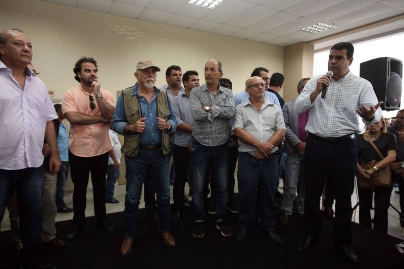 O Governador do Estado, Simão Jatene, também entregou para a região mais de 90 viaturas (foto) , 65 caminhonetes e 27 carros utilitários (pálios weekend), com destaque para duas da patrulha rural e uma para ronda escolar específica para Marabá. O Secretário de Estado de Segurança Pública, Luiz Fernandes, ressaltou que os veículos vão substituir a frota nas regiões sul e sudeste. “Surgiu uma demanda do policiamento rural, e já uma semana depois, por determinação do governador, já trouxemos as viaturas e já temos o policiamento disponível para fazer esse patrulhamento, que vai iniciar na região sudeste, mas se estenderá para a região sul e nordeste do estado. Hoje estamos substituindo toda a frota de veículos da região sul e sudeste, além disso o governador determinou onde tiver policiamento vai ter uma viatura, e já foi apresentado para a região os novos policiais que tomaram posse, nós não temos mais nenhum município sem delegado”, pontuou. Outras conquistas citada pelo Secretário da SEGUP foi o aumento do Núcleo de Apoio à Investigação e a criação de um conselho regional para acompanhar as ações de segurança pública.
FOTO: SIDNEY OLIVEIRA / AG. PARÁ
DATA: 06.04.2018
MARABÁ - PARÁ <div class='credito_fotos'>Foto: Sidney Oliveira/Ag. Pará | <a href='/midias/2018/originais/a328745d-a973-4756-8486-1378a61a1336.jpg' download><i class='fa-solid fa-download'></i> Download</a></div>