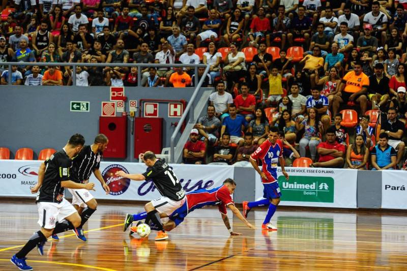 A Arena Guilherme Paraense foi palco de mais um grande evento esportivo na manhã deste domingo, 25. O futsal foi a modalidade que esteve em destaque na quadra da arena multiuso, durante amistoso entre as equipes do Corinthians (SP) e Shouse (PA). A partida terminou com o placar de 6 a 0 para o time paulista. De um lado, uma equipe veterana; de outro, um time estreante buscando mostrar a que veio, e conquistar a confiança da torcida paraense. Este foi o cenário do amistoso que levou cerca de 3 mil pessoas às arquibancadas do Mangueirinho. O jogo teve um primeiro tempo equilibrado, com as duas equipes mostrando qualidade. O time visitante abriu o placar; a equipe paraense buscou o gol de empate, mas não conseguiu. No segundo tempo a equipe corintiana marcou mais 5 gols, fechando a partida com o placar de 6 a 0.
FOTO:ASCOM /SEEL
DATA: 25.02.2018
BELÉM - PARÁ <div class='credito_fotos'>Foto: ASCOM SEEL | <a href='/midias/2018/originais/a3310c11-c741-44cc-8746-0451df4fa1fa.jpg' download><i class='fa-solid fa-download'></i> Download</a></div>
